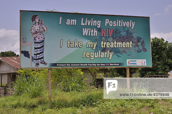 'Schild mit der Aufschrift ''I am living positively with HIV''  zu deutsch ''Ich lebe positiv mit HIV''  bei Koidu  Kono Distrikt  Region Eastern Province  Sierra Leone'