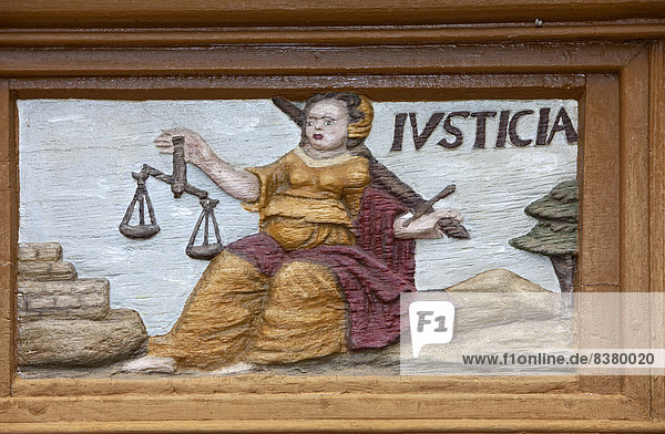 Justitia  lateinisch für Gerechtigkeit  Holzschnitzerei an der Fassade der Alten Lateinschule Alfeld  Alfeld  Niedersachsen  Deutschland