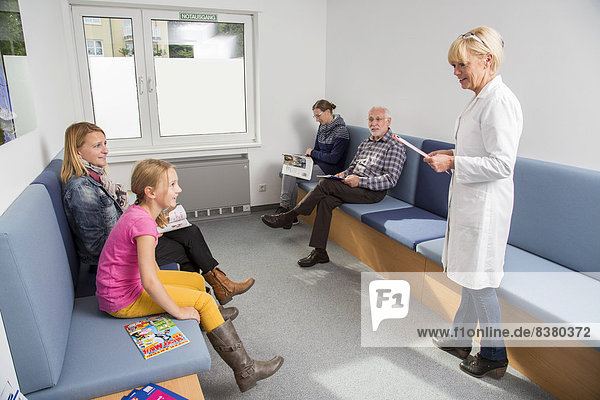 Sprechstundenhilfe ruft Patienten auf  Wartezimmer in einer Zahnarztpraxis  Deutschland