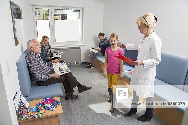 Sprechstundenhilfe ruft eine Patientin auf  Wartezimmer in einer Zahnarztpraxis  Deutschland