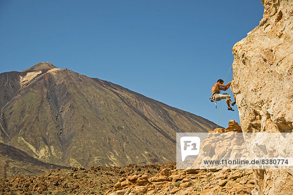 Kletterer an den Piedras Amarillas  dahinter der Berg Pico del Teide  3718m  Teide-Nationalpark  Teneriffa  Kanarische Inseln  Spanien