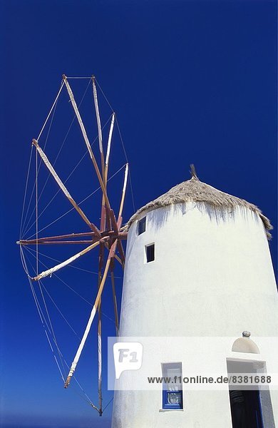 Weiß getünchten Windmühle  Santorini  Kykladen  Griechenland