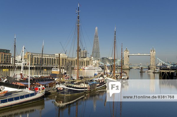 Die Shard und Tower Bridge stehen hoch über der Themse  London  England  Großbritannien  Europa