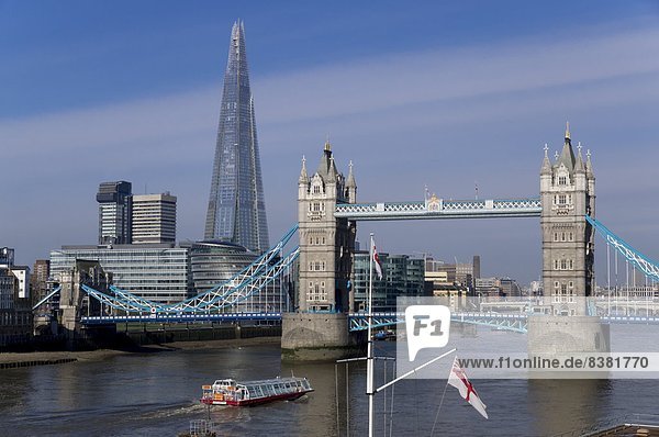Die Scherbe und die Turmbrücke  die hoch über der Themse mit RN-Flaggen im Vordergrund  London  England  Großbritannien  Europa steht