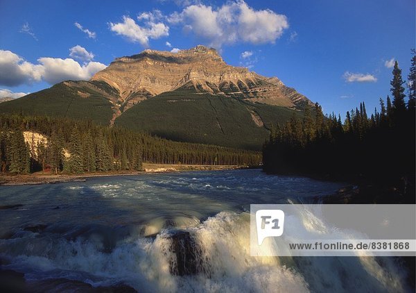 Athabasca Falls und Mount Kerkeslin  Jasper-Nationalpark in Alberta  Kanada