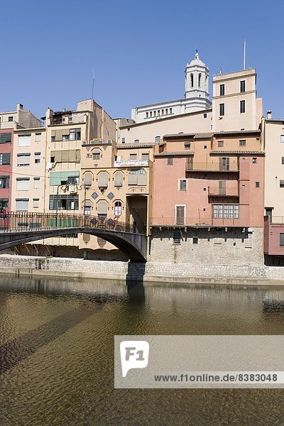 Bridge and brightly painted houses on the bank of the Riu Onyar  old town  Girona  Catalonia  Spain  Europe