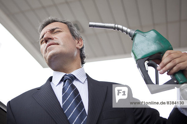 Verbraucher mit wenigen Alternativen sind frustriert  da die Gaspreise in die Höhe schnellen und die Gewinne der Ölindustrie steigen.