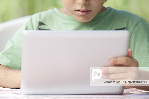 Junge mit digitalem Tablett