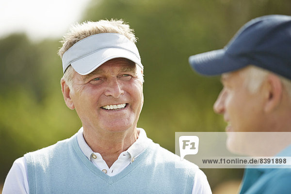 Ältere Golfer im Gespräch