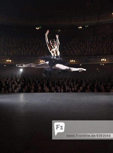 Ballerina in der Luft auf der Theaterbühne