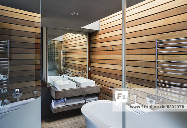 Waschbecken und Badewanne im modernen Bad