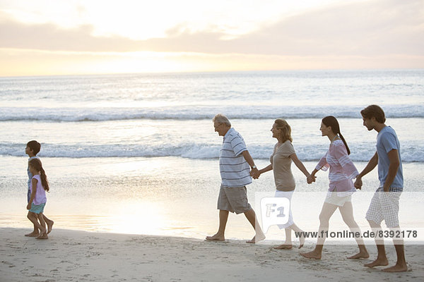 Mehrgenerationen-Familienwandern am Strand