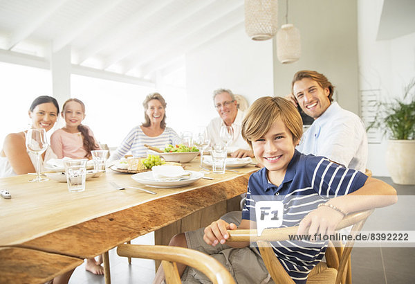 Familie lächelt gemeinsam bei Tisch