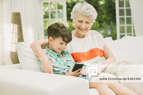 Ältere Frau und Enkel mit Handy