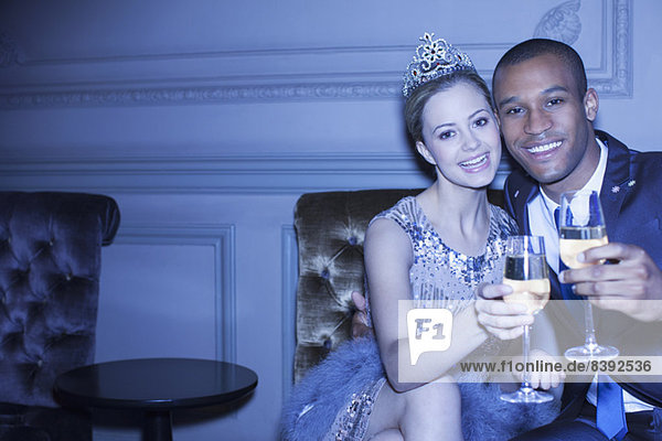 Porträt eines gut gekleideten Ehepaares mit Champagnerflöte
