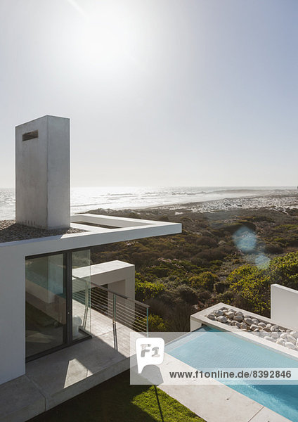 Modernes Haus und Pool mit Blick auf den Ozean