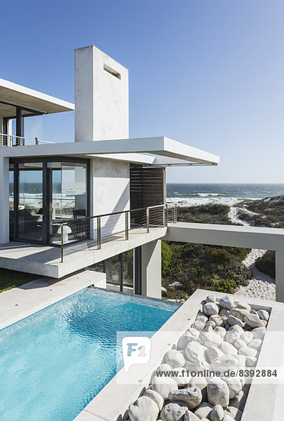 Lap Pool und Balkon des modernen Hauses mit Blick auf das Meer