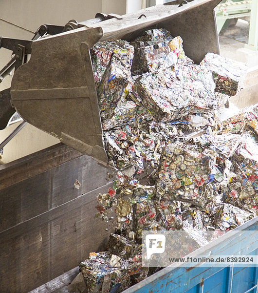 Schaufelkippen von recycelten Bündeln in den Behälter