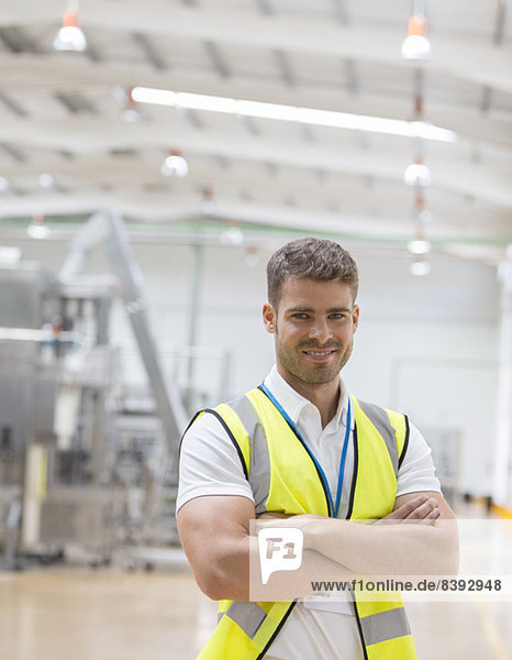 Arbeiter lächelt in der Fabrik