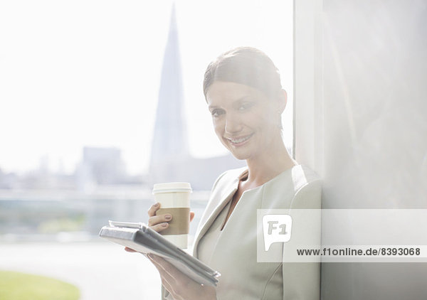 Geschäftsfrau trinkt Kaffee im Büro