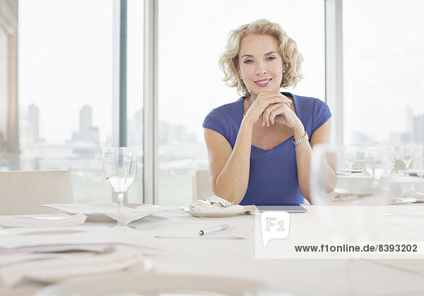 Geschäftsfrau sitzend im Restaurant