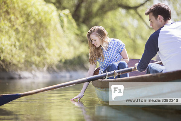 Paar im Ruderboot auf dem Fluss