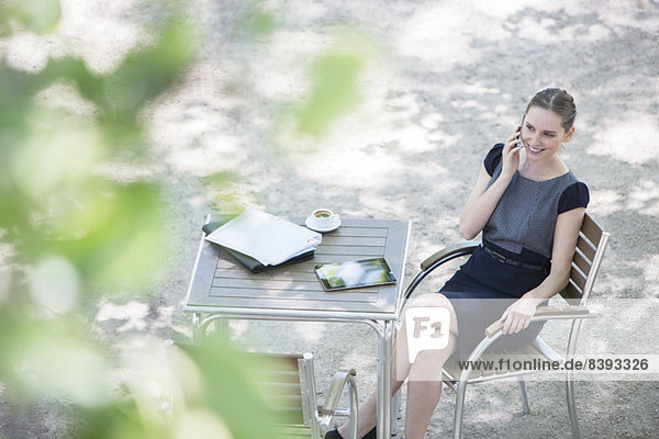 Geschäftsfrau sitzend im Straßencafé