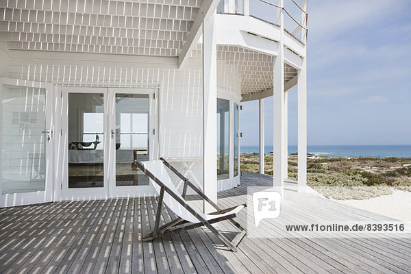 Liegestuhl an Deck mit Blick auf den Strand