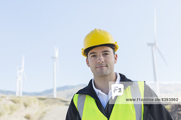 Arbeiter an Windkraftanlagen in ländlicher Landschaft