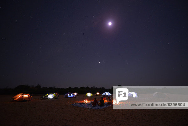 Ein Camp am Fluss Tsiribihina bei Nacht  Miandrivazo  Madagaskar