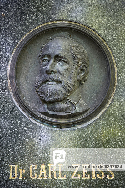 Grabmal für Carl Zeiss  Relief-Porträt und Inschrift  gestaltet von Otto Späte  historischer Johannisfriedhof  Jena  Thüringen  Deutschland