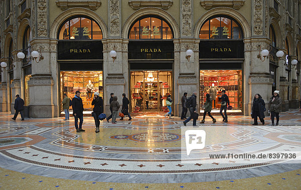Ladengeschäft Prada in der Luxus-Einkaufspassage Galleria Vittorio Emanuele II  Mailand  Lombardei  Italien
