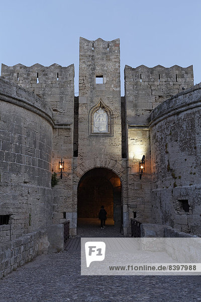 Amboise-Tor  mittelalterliche Bastion  Blaue Stunde  Altstadt  Rhodos  Insel Rhodos  Dodekanes  Griechenland