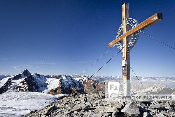 Gipfelkreuz der Weißseespitze  hinten die Weißkugel  Langtaufers  Vinschgauer Oberland  Südtirol  Italien