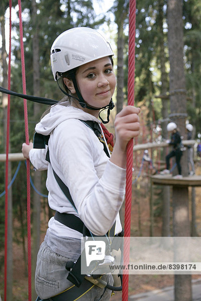Mädchen  13 Jahre  im Kletterpark  Svatý Linhart  Karlsbad  Region Karlsbad  Böhmen  Tschechien  Europa