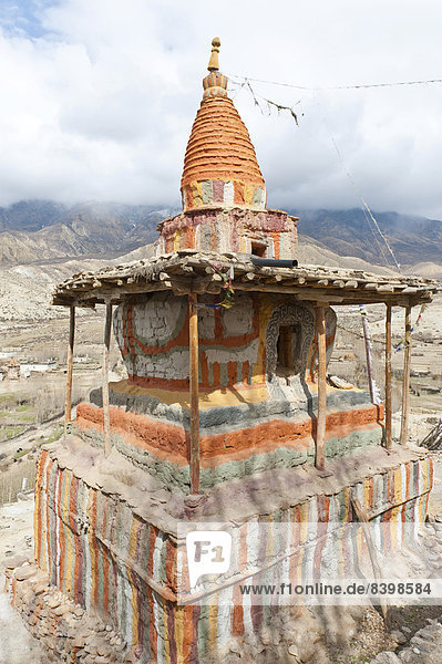 Bunt verzierter buddhistischer Stupa  Tashi Chöling Gompa  Geling  Ghiling  Oberes Mustang  Nepal