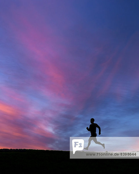 Silhouette eines Joggers im Sonnenuntergang