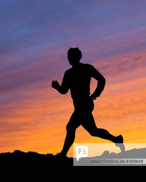 Silhouette eines Joggers im Sonnenuntergang