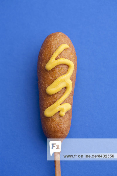 Close-up Corn Dog frittierter Hotdog umhüllt mit Maisteig Senf