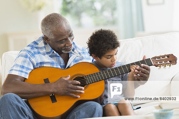 Spiel  Junge - Person  Großvater  Gitarre