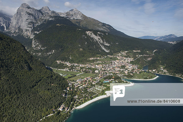 Luftbild  Gebirgsbadesee Lago di Molveno  Molveno  Trentino  Italien