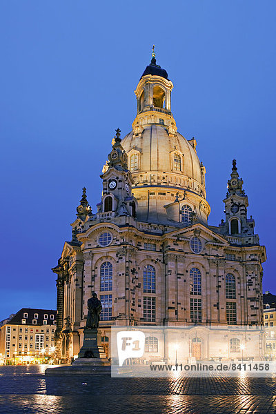 Beleuchtete Frauenkirche zur blauen Stunde  Neumarkt  Dresden  Sachsen  Deutschland