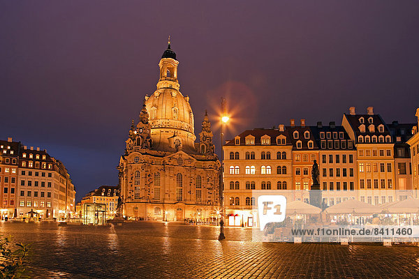 Frauenkirche und Neumarkt  beleuchtet  blaue Stunde  Dresden  Sachsen  Deutschland
