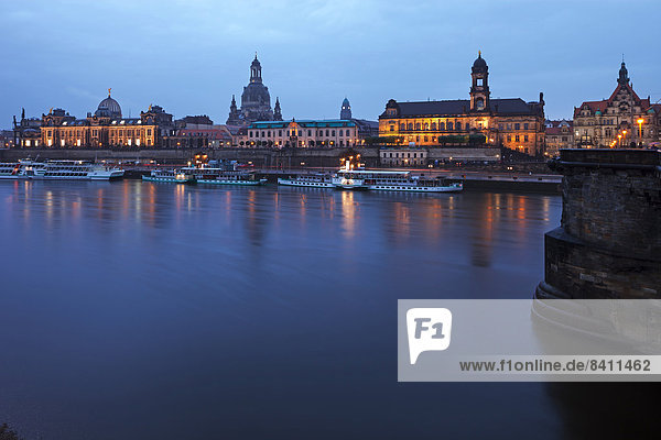 Stadtpanorama von der Augustusbrücke  blaue Stunde  Dresden  Sachsen  Deutschland
