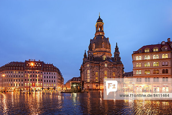 Beleuchtete Frauenkirche und Neumarkt zur blauen Stunde  Neumarkt  Dresden  Sachsen  Deutschland