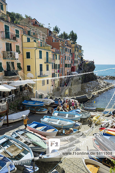 Dorf mit bunten Häusern am Meer  Riomaggiore  Cinque Terre  UNESCO-Weltkulturerbe  Provinz La Spezia  Ligurien  Italien