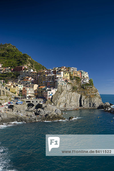 Dorf mit bunten Häusern am Meer  Manarola  Cinque Terre  UNESCO-Weltkulturerbe  Provinz La Spezia  Ligurien  Italien