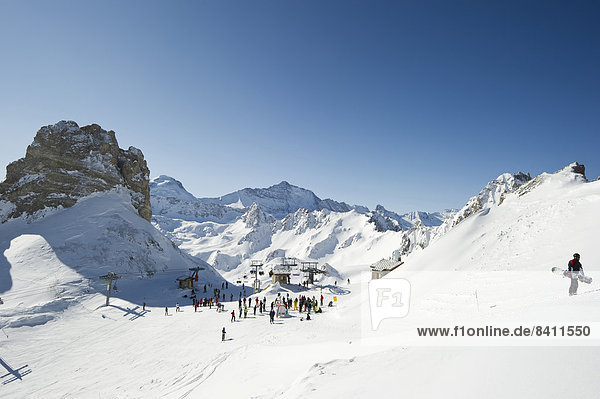 Skifahrer und verschneite Berglandschaft  Aiguille Percee  Tignes  Val-d?Isère  Département Savoie  Alpen  Frankreich