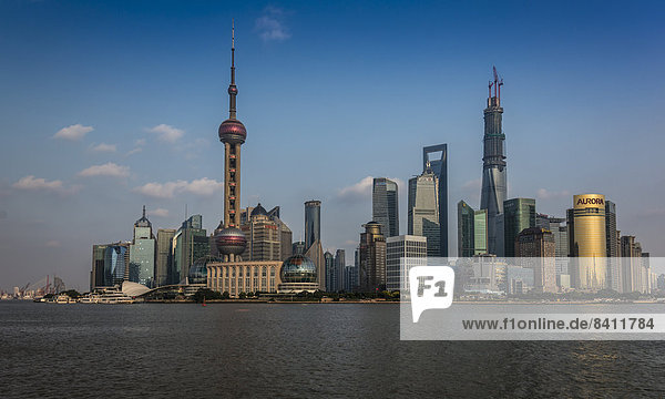 Pudong Skyline mit Oriental Pearl Tower  Shanghai World Financial Center und Shanghai Tower  vom Bund  Shanghai  China