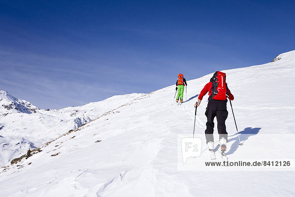 Skitourengeher beim Aufstieg auf die Kalfanwand im Martelltal  Südtirol  Italien